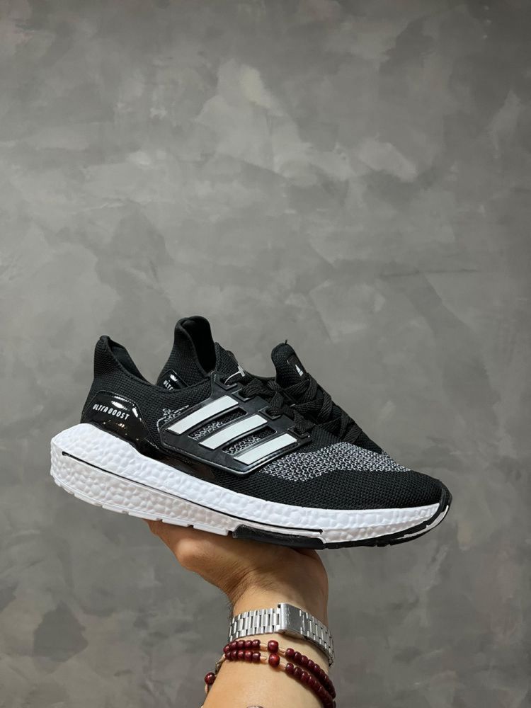 Adidas UltraBoost - Preto/Branco